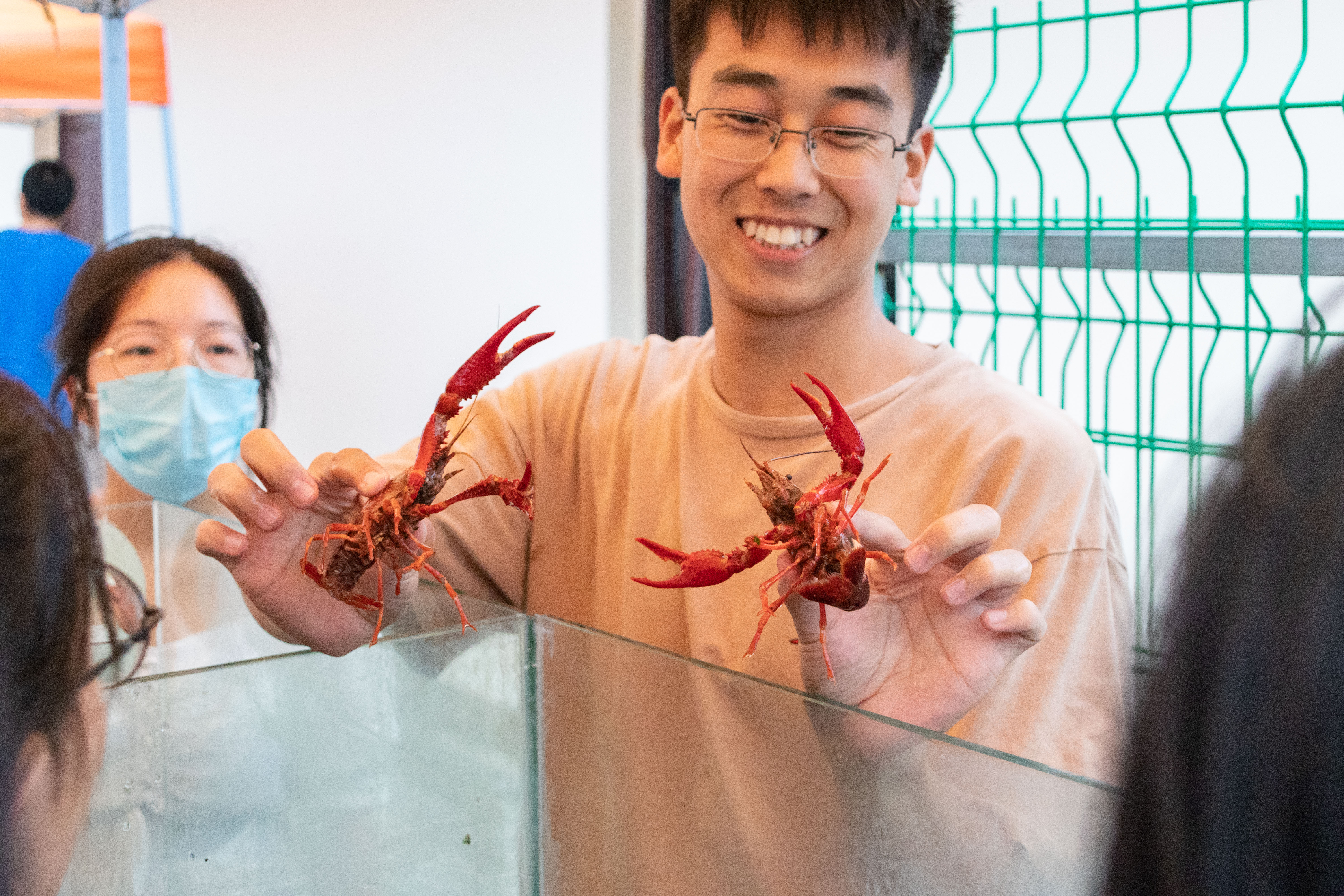 永利集团88304官网19级研究生杨伟杰向新生讲解如何辨别小龙虾雌雄(学通社记者 周丹丹 摄) 永利集团88304官网19级研究生杨伟杰向新生讲解如何辨别小龙虾雌雄(学通社记者 周丹丹 摄)