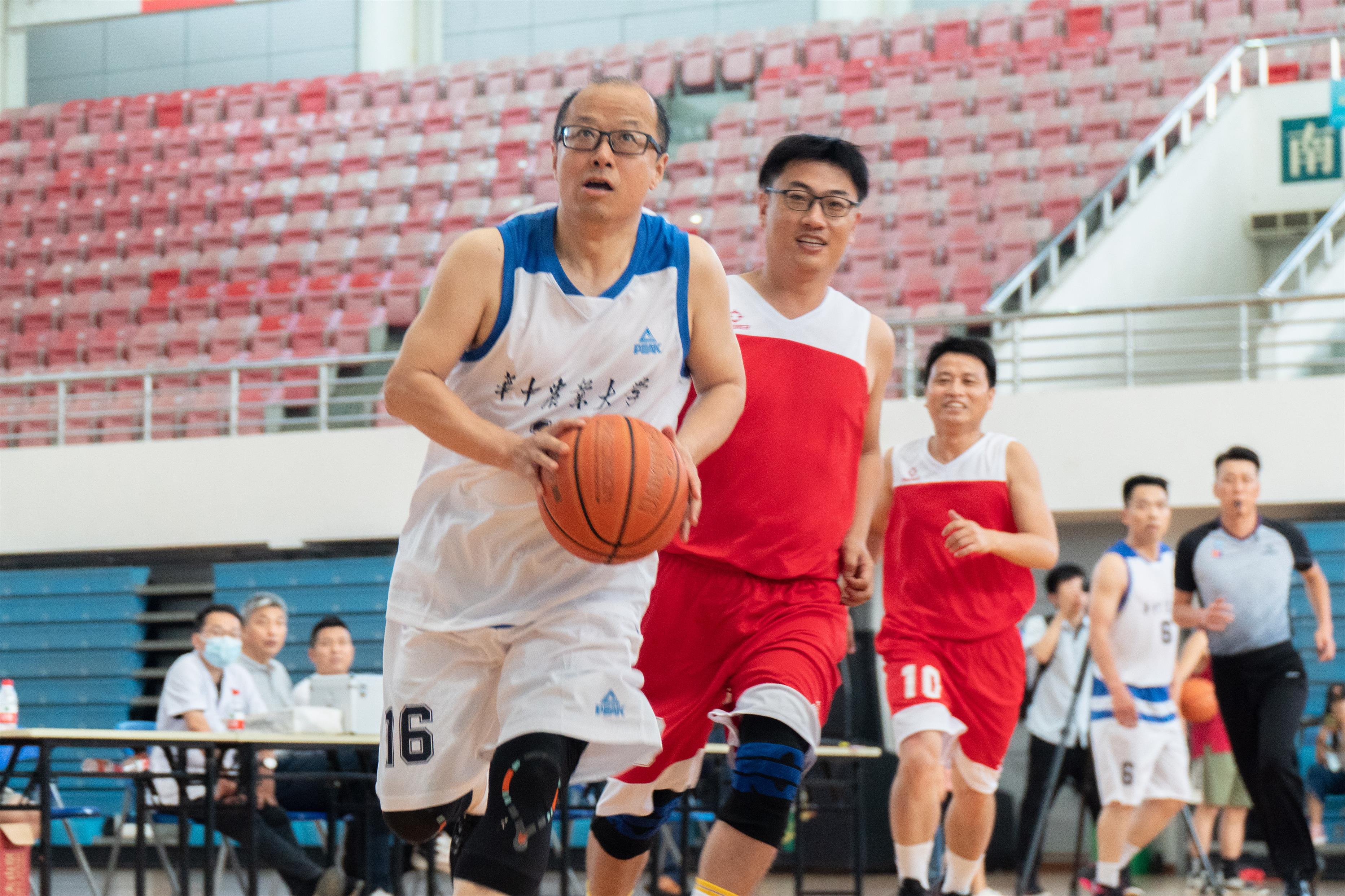 永利集团88304官网李召虎校长带球（学通社记者 郎一阳 摄）